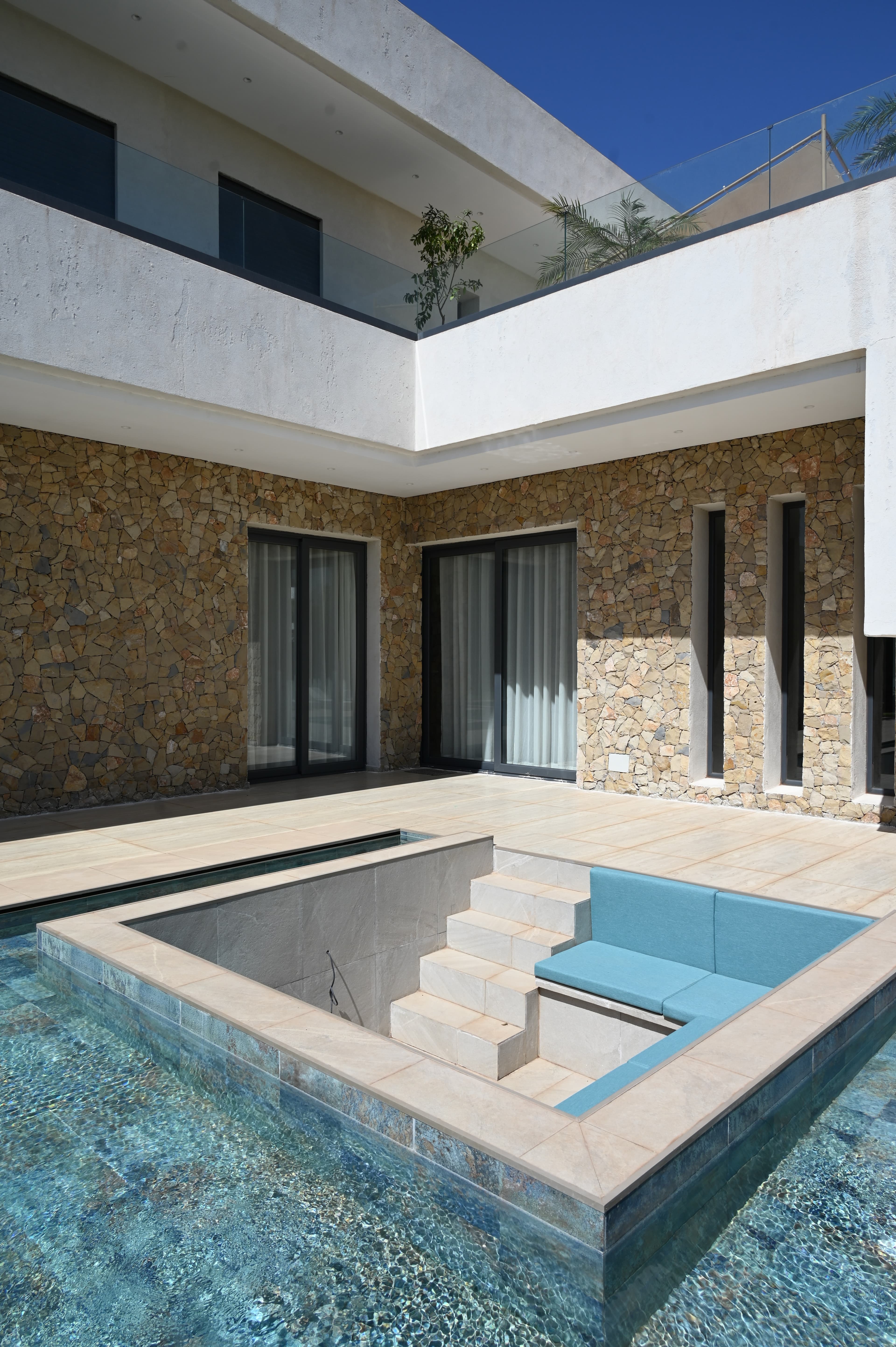 Villa avec piscine et pierre naturelle